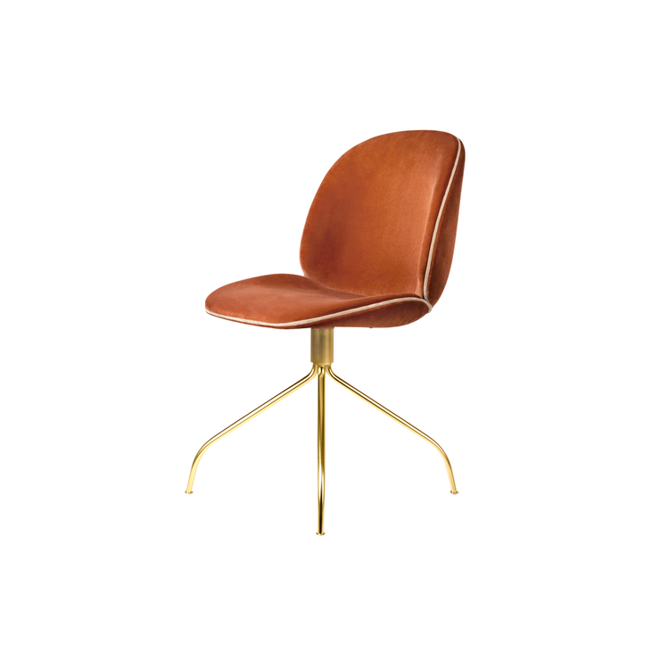 Beetle Chair ble designet av duoen GamFratesi og lansert i 2013, og får mennesker verden over til å bli sittende lenge rundt bordet. En myk funksjonalist med andre ord.