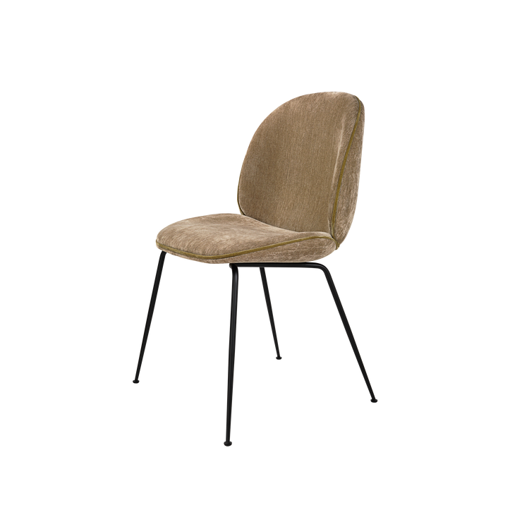 Den nydelige og superkomfortable spisestolen Beetle Chair fra Gubi, har allerede rukket å bli en klassiker - til tross for sin unge alder.