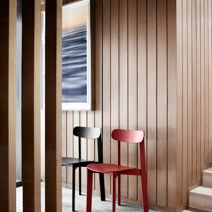 I den australske designeren Fräg Woodall’s hjemby Sydney ligger stranden som denne stolen er oppkalt etter. BONDI chair er inspirert av designerens første minner av å se kunstnerne arbeide, fasinert av hvordan de satte sammen og tilpasset treverk