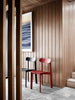I den australske designeren Fräg Woodall’s hjemby Sydney ligger stranden som denne stolen er oppkalt etter. BONDI chair er inspirert av designerens første minner av å se kunstnerne arbeide, fasinert av hvordan de satte sammen og tilpasset treverk