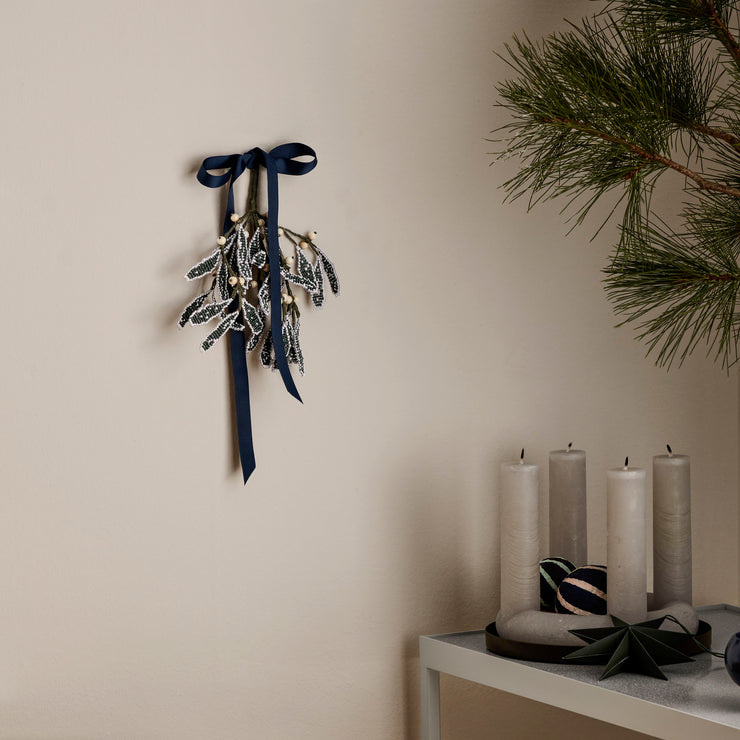 Mistletoe kommer i to farger, pumpkin orange og light purple. Heng den på veggen, over døren, eller i vinduet!