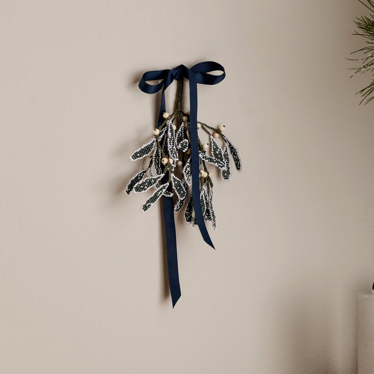Mistletoe (Misteltein) med glassperler er et klassisk, men overraskende stykke julepynt