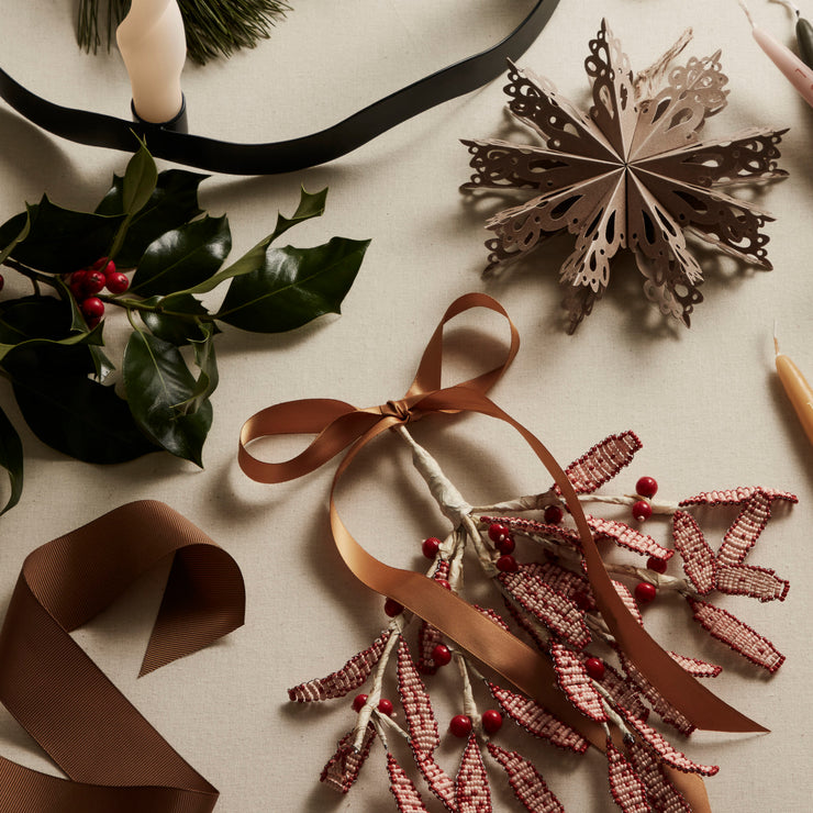 Mistletoe med glassperler kommer i to farger, light amber og pumpkin orange. 