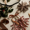 Mistletoe med glassperler kommer i to farger, light amber og pumpkin orange. 