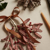 Mistletoe (Misteltein) med glassperler er et klassisk, men overraskende stykke julepynt