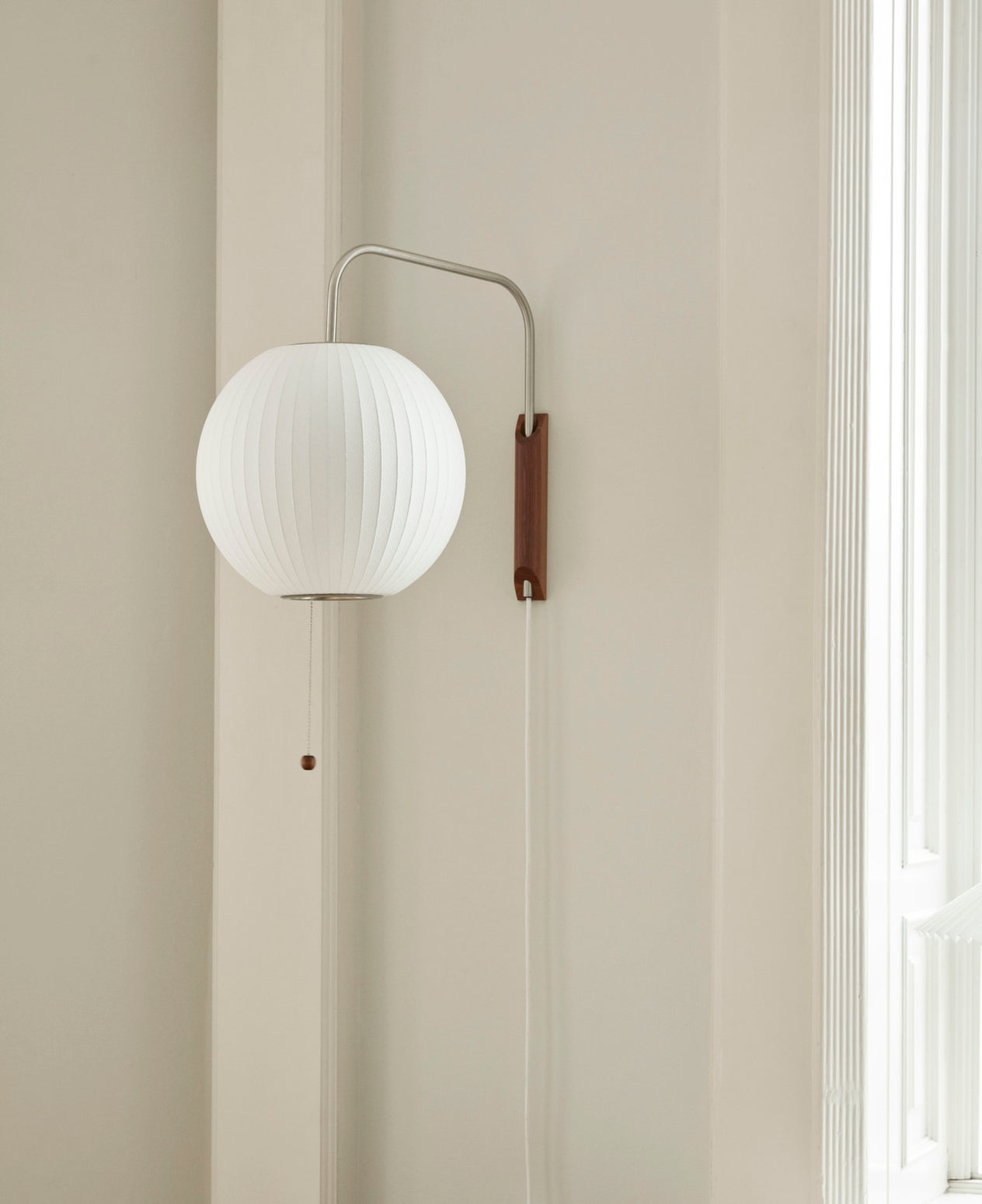 Vegglampe Nelson Ball med veggfeste i valnøtt