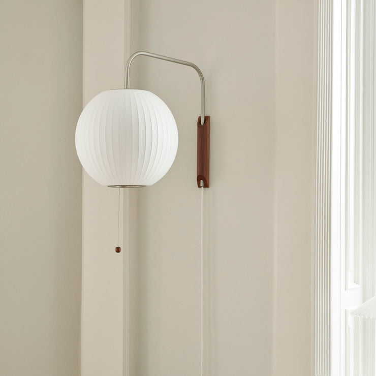 Vegglampe Nelson Ball med veggfeste i valnøtt