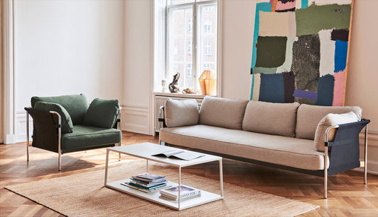 Sofaen Can ble fikk en oppdatering av designet i 2019, og har fått ramme i krom, den kommer i nye tekstiler og har mykere puter. Tekstil på sofaen på bildet: Ruskin 05