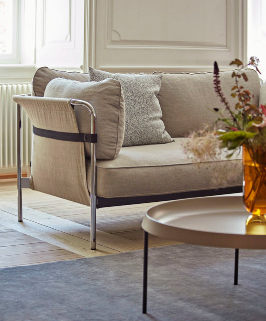 Sofaen Can ble fikk en oppdatering av designet i 2019, og har fått ramme i krom, den kommer i nye tekstiler og har mykere puter.