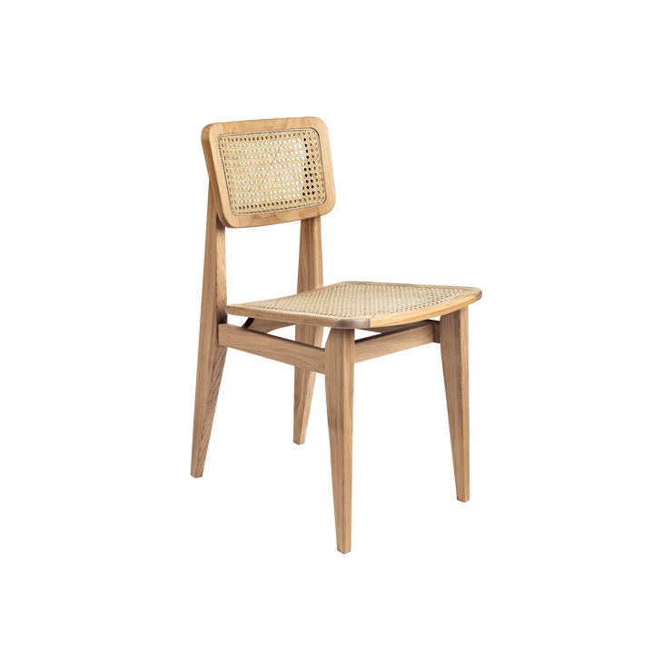 Denne klassikeren er laget med fokus på detaljer og handtverk - og har moderne linjer laget med innbydende materialer som gjør at den passer rett inn rundt spisebordet.