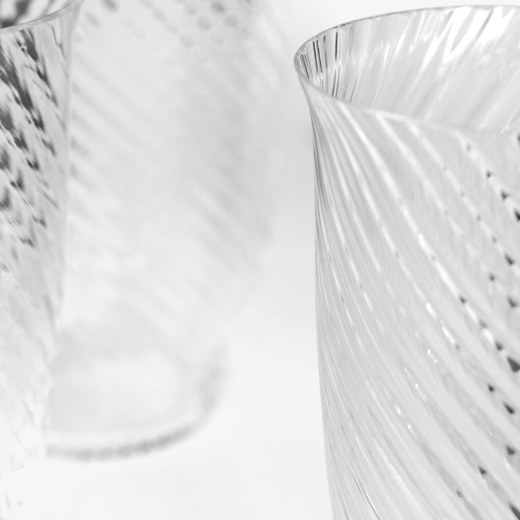 Den munnblåste strukturen i glasset minner om rennende vann. Formspråket er inspirert av japansk estetikk.
