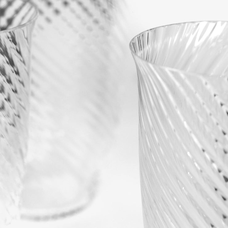 Den munnblåste strukturen i glasset minner om rennende vann. Formspråket er inspirert av japansk estetikk.