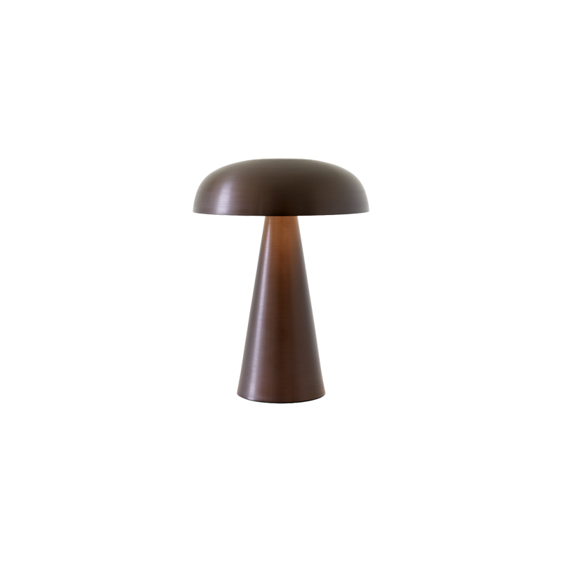 Den bærbare bordlampen Como fra &amp;tradition er både ladbar og dimbar og kan dermed enkelt flyttes rundt etter behov!