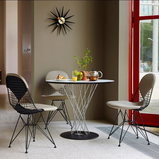 Wire Chair med bikini er komfortabel å sitte på, og skaper et moderne og arkitektonisk uttrykk rundt spisebordet.