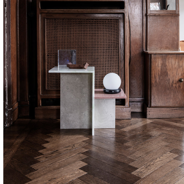 Med den spennende sidebordet Distinct side table, eksperimenterer Ferm LIVING med geometriske og abstrakte former.