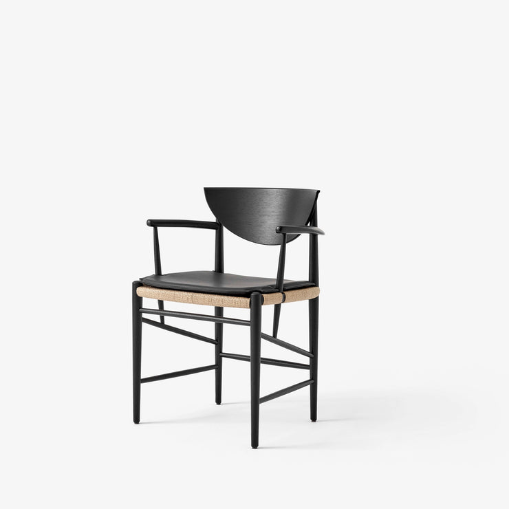 Spisestol Drawn HM4 fra &tradtion i svartlakkert eik med sittepute.