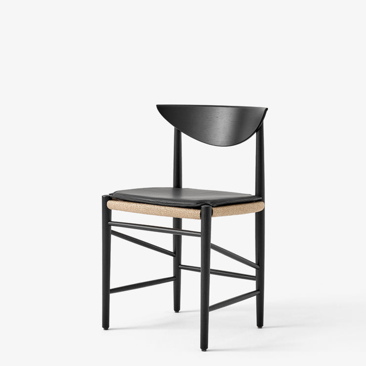 Spisestol Drawn HM3 fra &tradtion i svartlakkert eik. Stolen kan også kjøpes med ekstra sittepute.