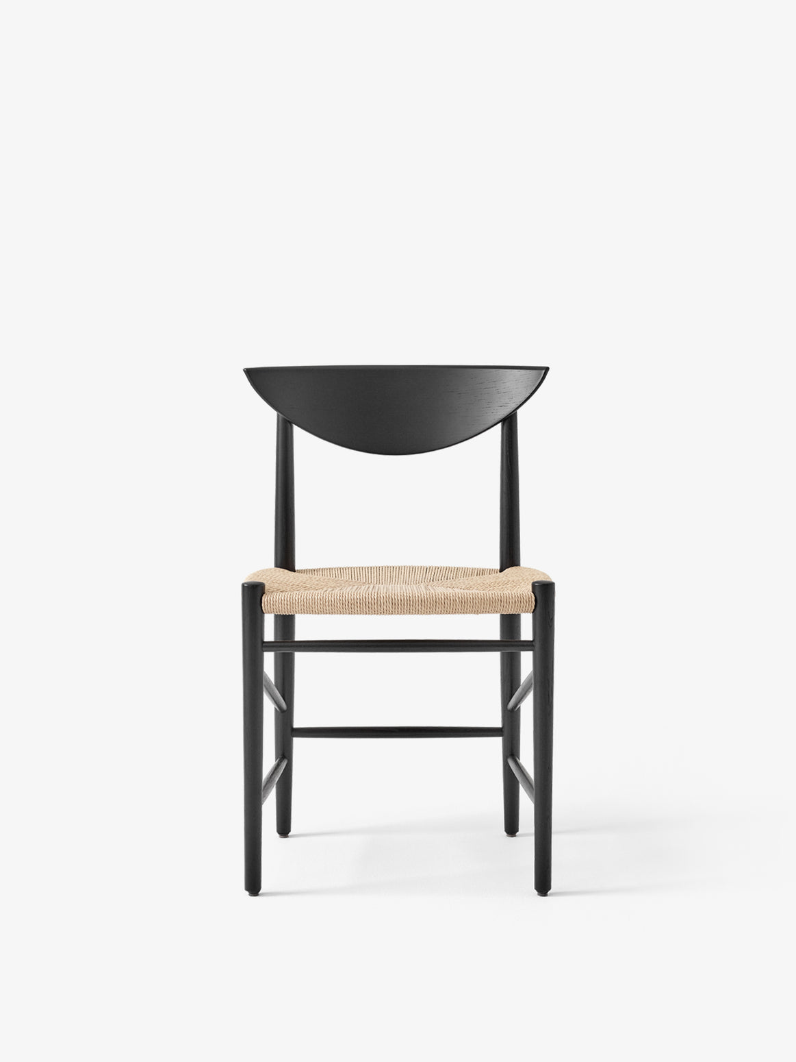 Spisestol Drawn HM3 fra &tradtion i svartlakkert eik.