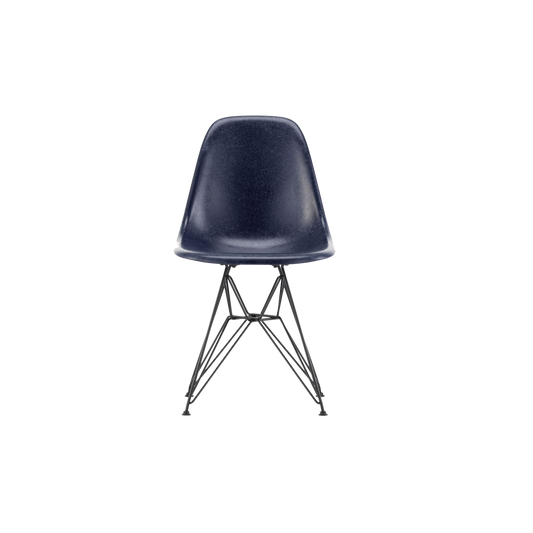 Spisestolen Eames Fiberglass Side Chair Vitra, så dagens lys i 1948, før den ble relansert i 2018. Stolen er laget i glassfiber - og designet og formet etter menneskekroppen, noe som gjør den til en utrolig behagelig stol å sitte i.
