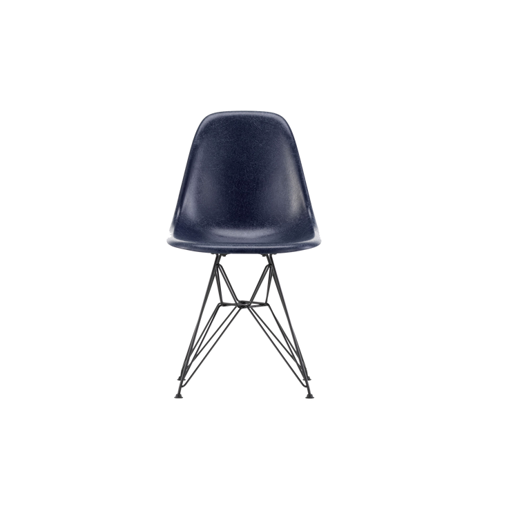 Spisestolen Eames Fiberglass Side Chair Vitra, så dagens lys i 1948, før den ble relansert i 2018. Stolen er laget i glassfiber - og designet og formet etter menneskekroppen, noe som gjør den til en utrolig behagelig stol å sitte i.
