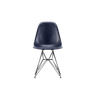 Spisestolen Eames Fiberglass Side Chair Vitra, så dagens lys i 1948, før den ble relansert i 2018. Stolen er laget i glassfiber - og designet og formet etter menneskekroppen, noe som gjør den til en utrolig behagelig stol å sitte i.