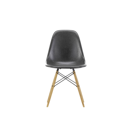 Spisestolen Eames Fiberglass Side Chair Vitra, så dagens lys i 1948, før den ble relansert i 2018. Stolen er laget i glassfiber - og designet og formet etter menneskekroppen, noe som gjør den til en utrolig behagelig stol å sitte i.