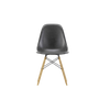 Spisestolen Eames Fiberglass Side Chair Vitra, så dagens lys i 1948, før den ble relansert i 2018. Stolen er laget i glassfiber - og designet og formet etter menneskekroppen, noe som gjør den til en utrolig behagelig stol å sitte i.