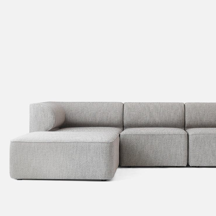 Eave kommer i ulike stoffer og farger, og kan være en flere meter lang sofa, en liten sofa med to moduler eller en deilig hjørnesofa. Ta kontakt med hello@oslodeco.no hvis det er noe du ønsker deg.