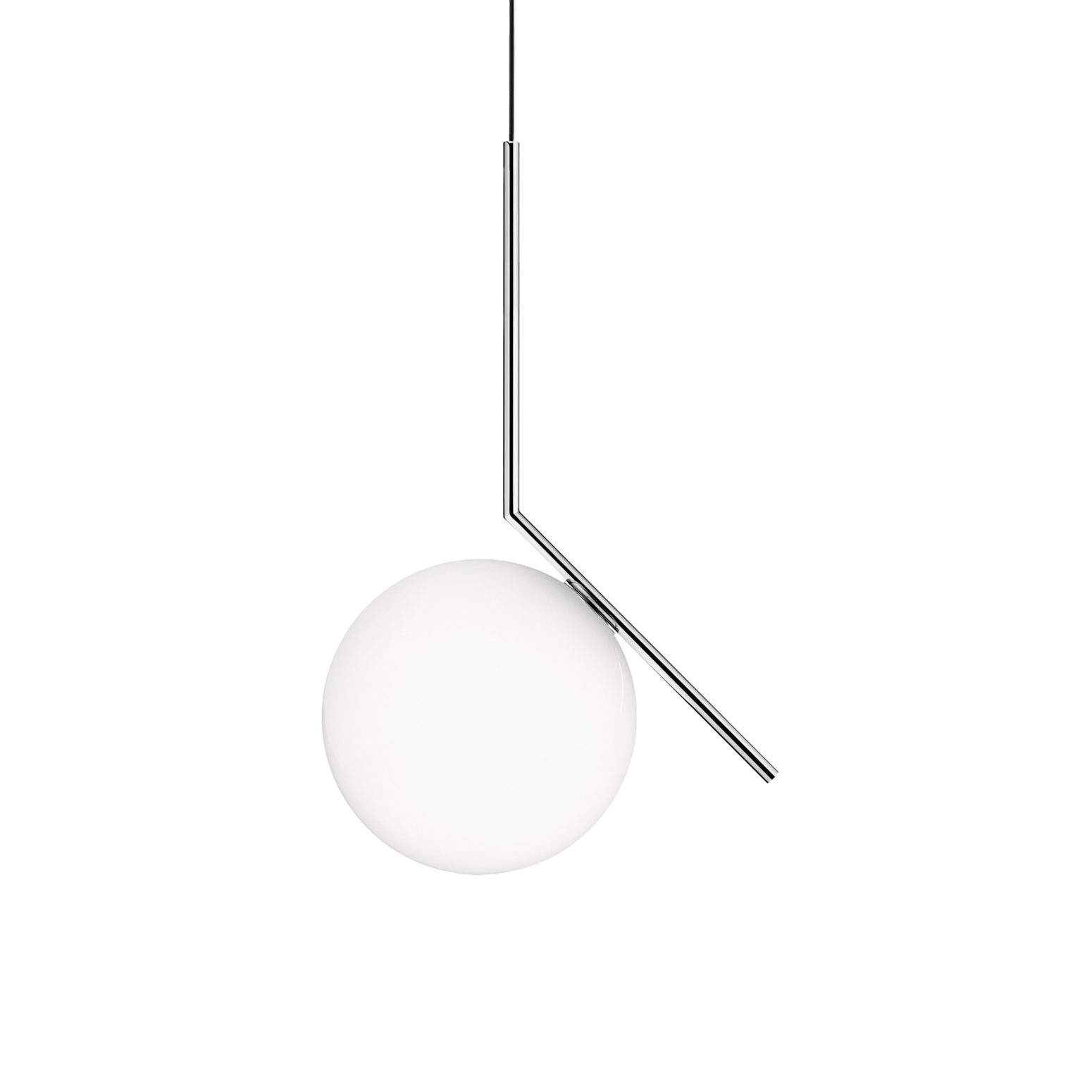 Den vakre takpendelen IC S2 krom, fra Flos, er en klassisk lampe med en moderne form. Glasskuppelen balanserer perfekt på kanten av en stang, noe designeren Michael Anastassiades utforsker gjennom hele lampeserien IC, som består av bord-, vegg- og taklamper.