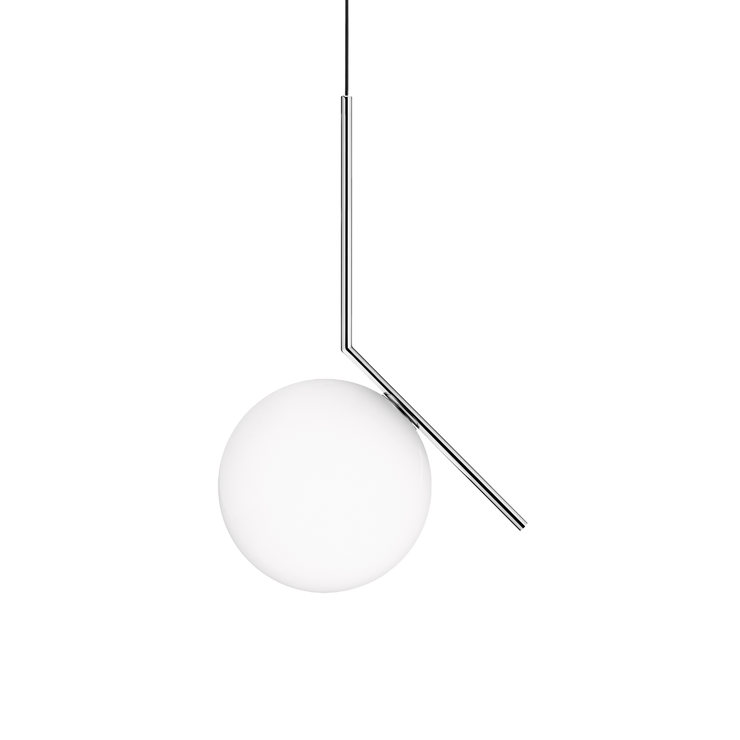 Den vakre takpendelen IC S2 krom, fra Flos, er en klassisk lampe med en moderne form. Glasskuppelen balanserer perfekt på kanten av en stang, noe designeren Michael Anastassiades utforsker gjennom hele lampeserien IC, som består av bord-, vegg- og taklamper.