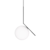 Den vakre takpendelen IC S2 krom, fra Flos, er en klassisk lampe med en moderne form. Glasskuppelen balanserer perfekt på kanten av en stang, noe designeren Michael Anastassiades utforsker gjennom hele lampeserien IC, som består av bord-, vegg- og taklamper.