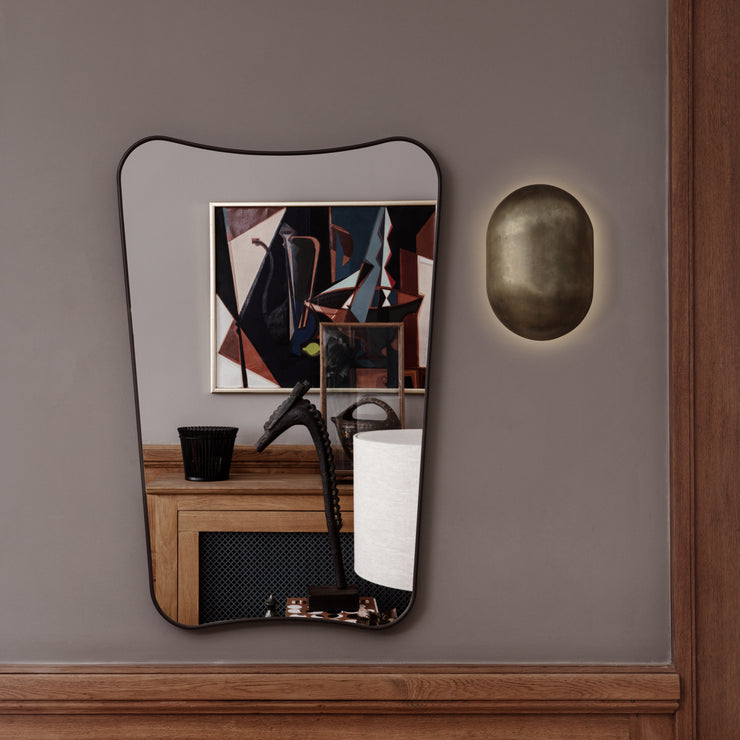 Det vakre speilet med svart kant og myke linjer gir et elegant utrykk til hjemmet ditt. Speilet ble designet av ikoniske Gio Ponti i 1933, italieneren som var et multitalent og en visjonær.