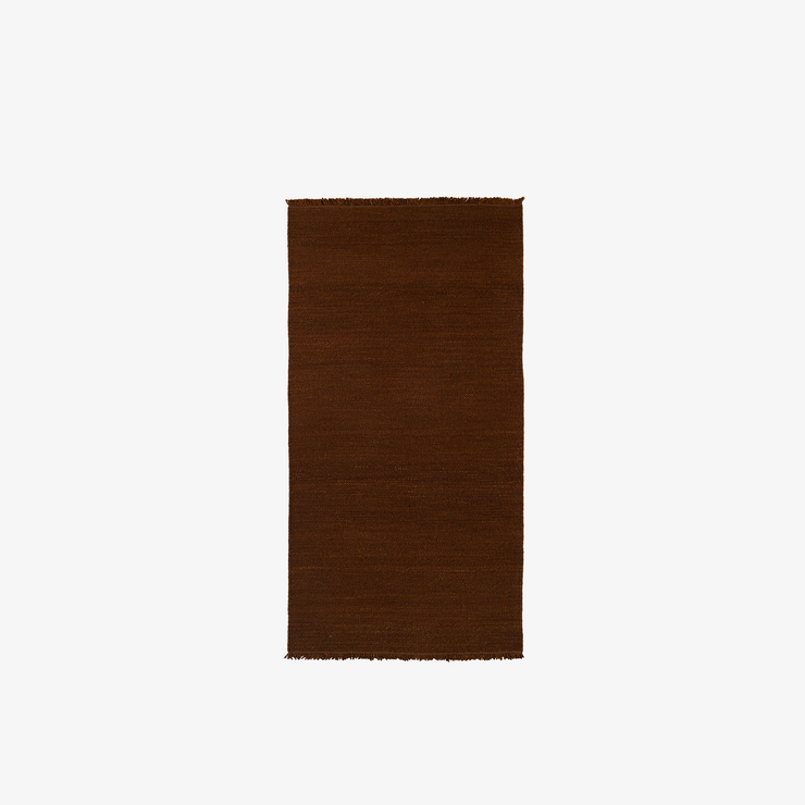 Found rug 01, Rusty iron. Gulvteppet har en dyp rustrød farge