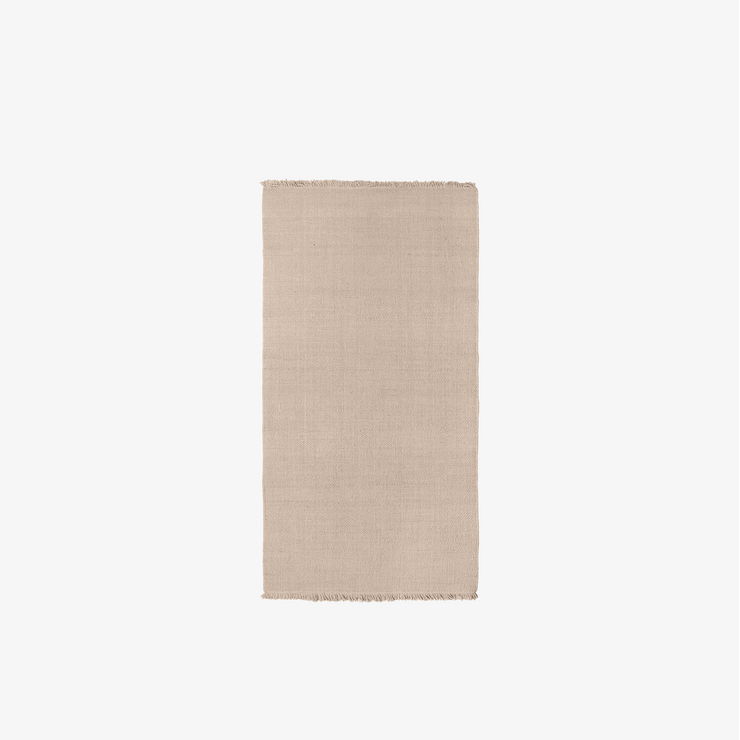 Found rug 01, farge Sandy beige. Gulvteppet har en sandfarget beigefarge