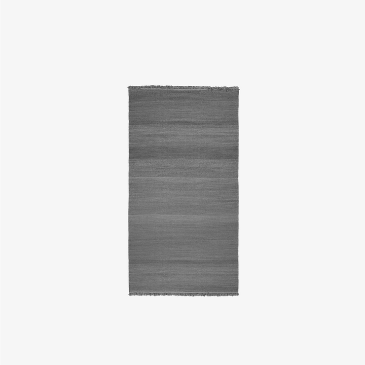 Found rug 01 farge Stone grey. Grått gulvteppe i en steingrå farge.