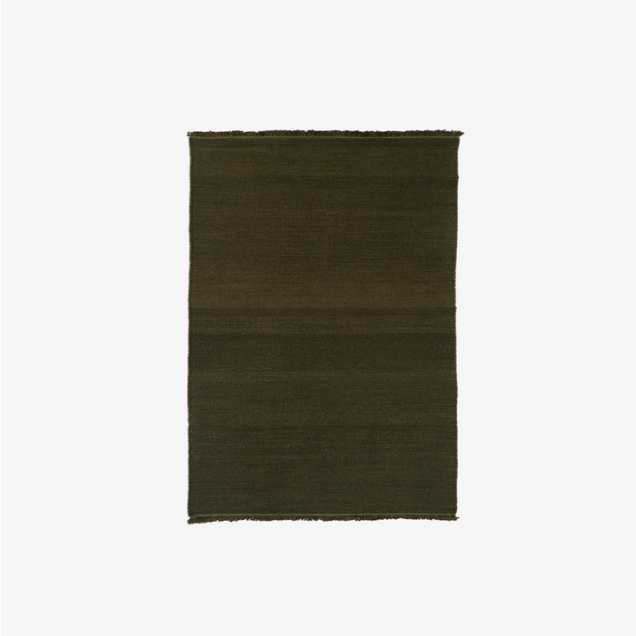 Found rug 02 Moss green - eller mosegrønn. Teppet har en dyp og naturlig grønnfarge