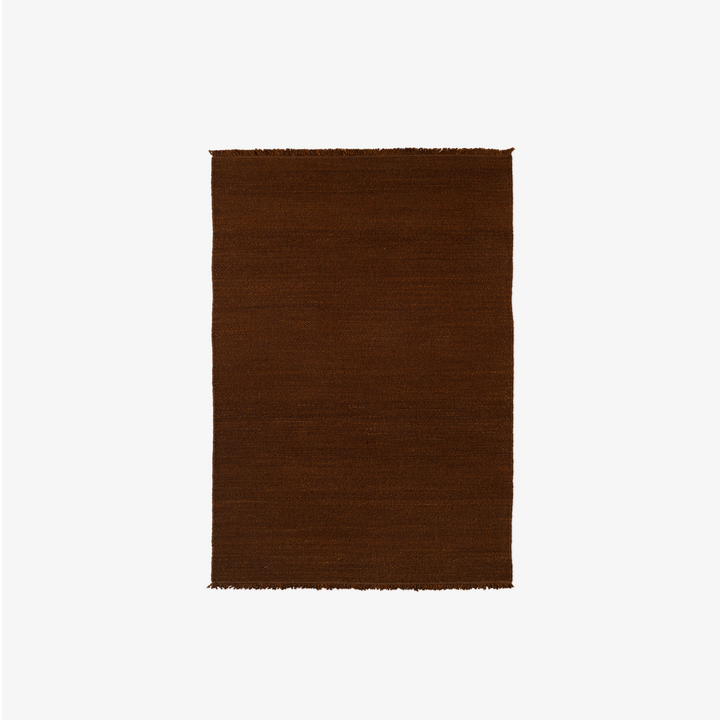 Found rug 02, Rusty iron. Gulvteppet har en dyp rustrød farge