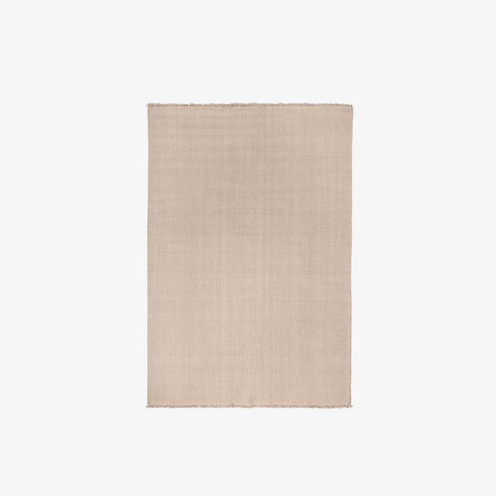 Found rug 02, farge Sandy beige. Gulvteppet har en sandfarget beigefarge