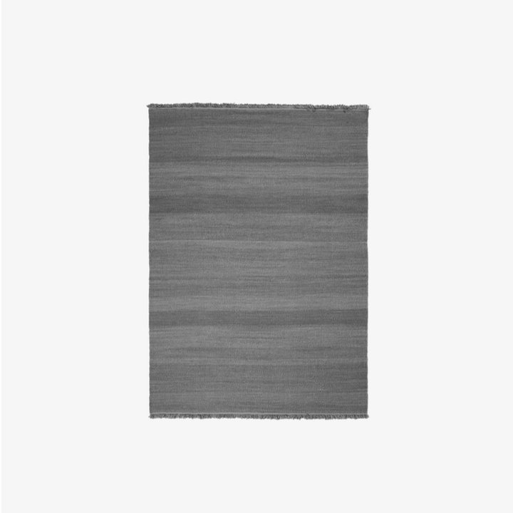 Found rug 02 farge Stone grey. Grått gulvteppe i en steingrå farge.