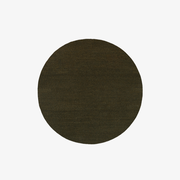Found rug 05 Moss green - eller mosegrønn. Teppet er rundt, måler 220 cm i diameter, og har en dyp og naturlig grønnfarge