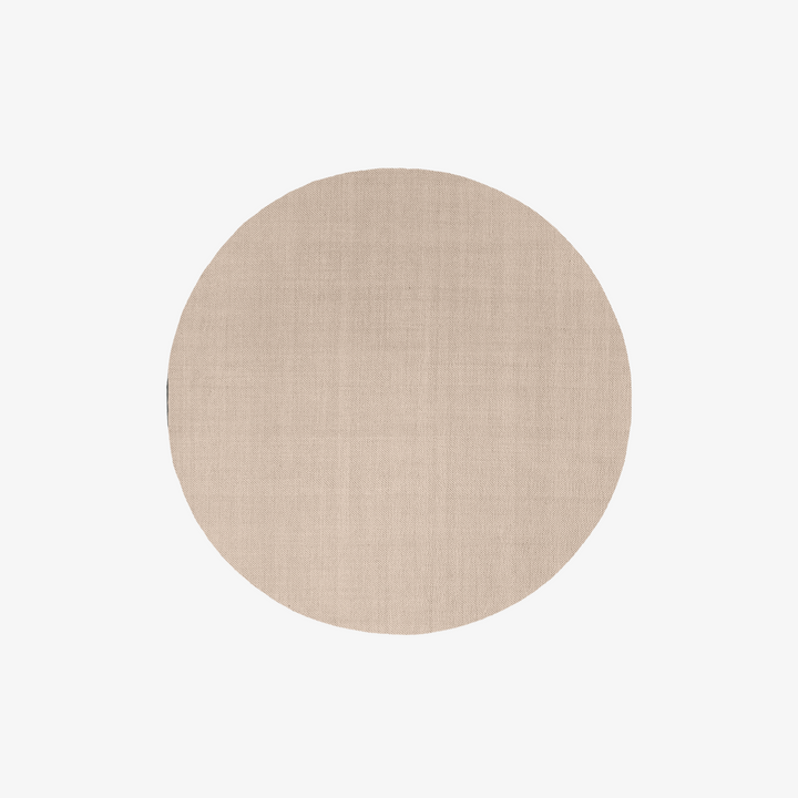 Found rug 05, farge Sanded beige. Gulvteppet er rundt, i 100% ull, og har en sandfarget beigefarge
