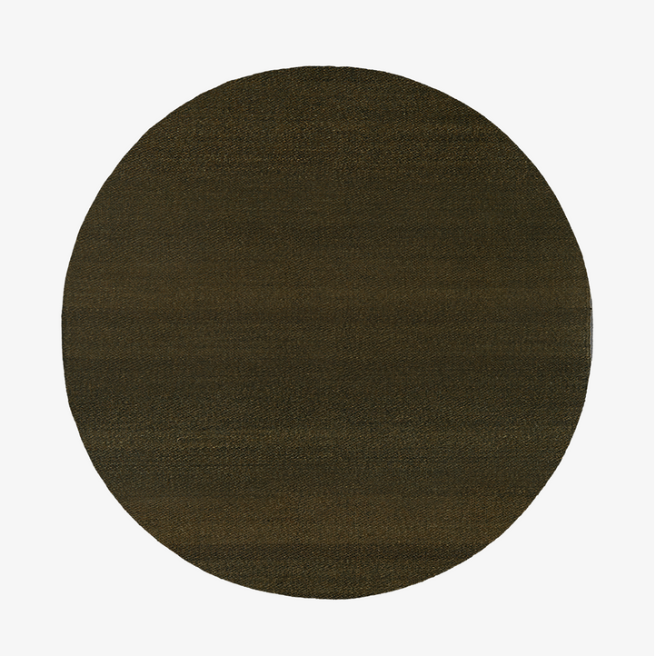 Rundt grønt teppe: Found rug 5 i farge moss green - mosegrønt ullteppe diameter 320 cm