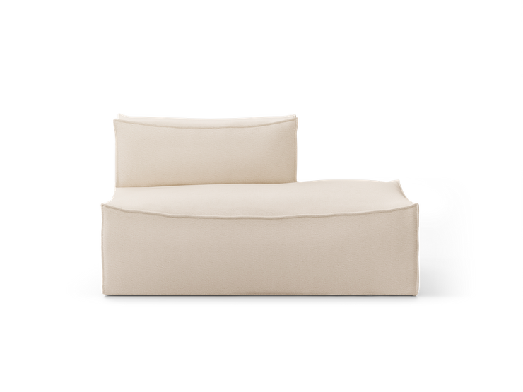 Off-white ende small, med åpen ende høyre. Mål: B 150 x H 76 x D 95 cm