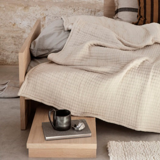 Dagsengen Kona Bed fra Ferm Living er et praktisk og elegant møbel, som er ideelt både som dagseng og som enkeltseng til overnattende gjester, eller som et alternativ til en mer klassisk sofa.