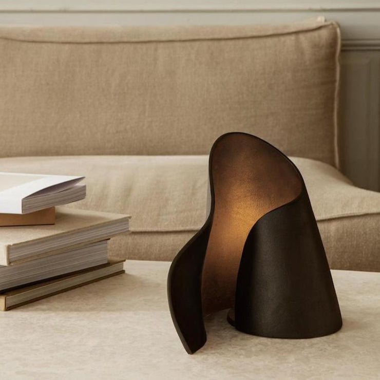 Oyster bordlampe er i seg selv en funksjonell liten skulptur, og gir et mykt, koselig lys