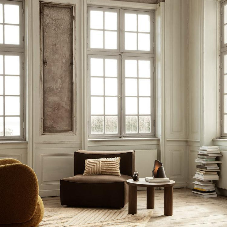 Med inspirasjon fra de rene linjene man finner i moderne arkitektur, har Crease Wool Cushion et mykt, underdrevet uttrykk