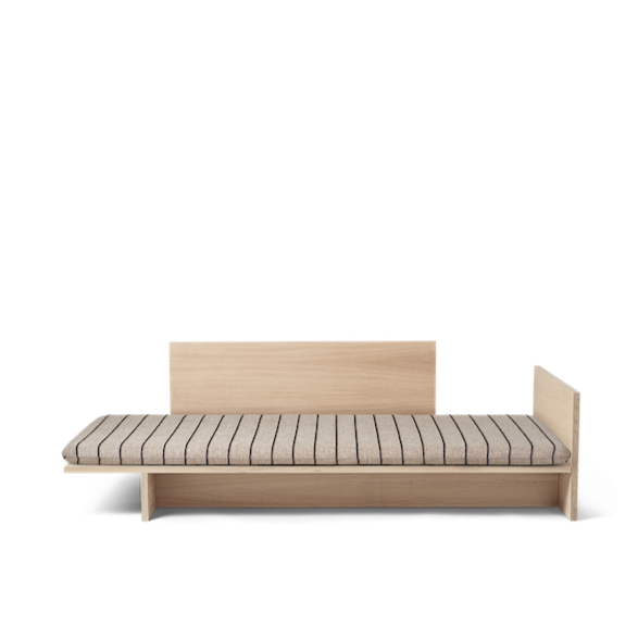Dagsengen Kona Bed fra Ferm Living med madrass i beige stripete tekstil (Pasadena).
