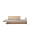 Dagsengen Kona Bed fra Ferm Living med madrass i beige stripete tekstil (Pasadena).