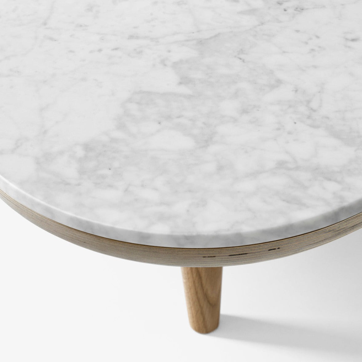 White oiled oak / honed Bianco Carrara