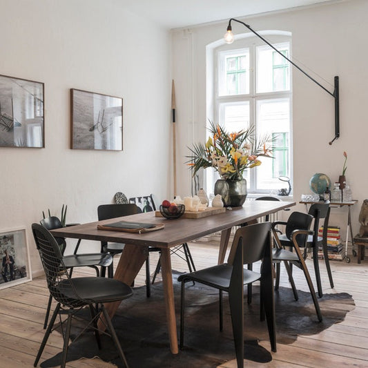 Sete og ryggstøtten på denne klassikeren er tilgjengelig i ulike tretyper, og har en metallramme som kommer i forskjellige farger